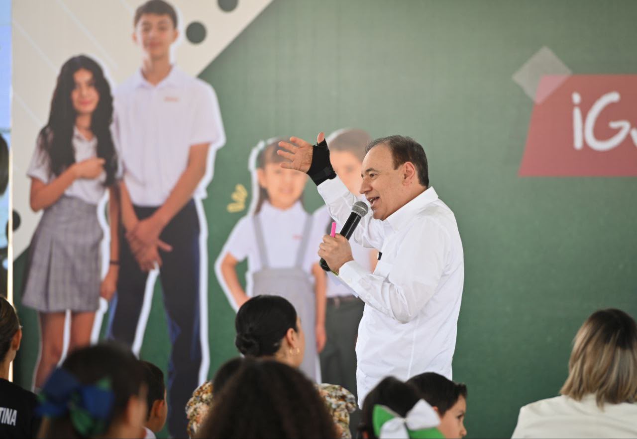 Con orden y agilidad entrega Gobierno de Sonora uniformes escolares gratuitos en Hermosillo: SEC