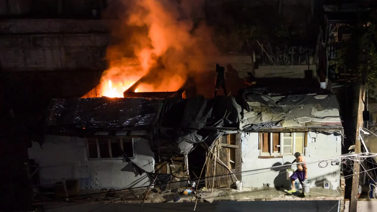 Despliegan dos cuadras de manguera para sofocar incendio de vivienda en Mineral de Santa Fe