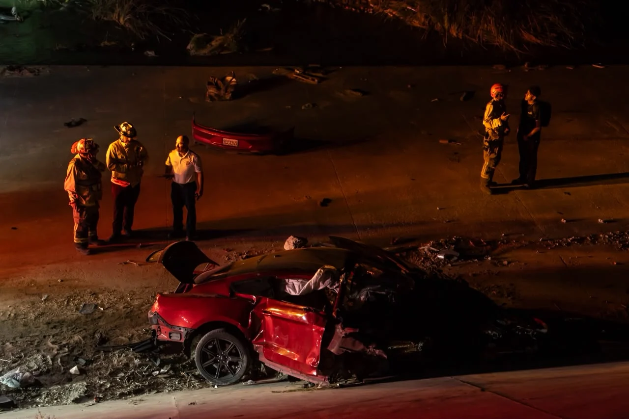 Pareja resulta gravemente herida tras caer en automóvil a la canalización del Alamar