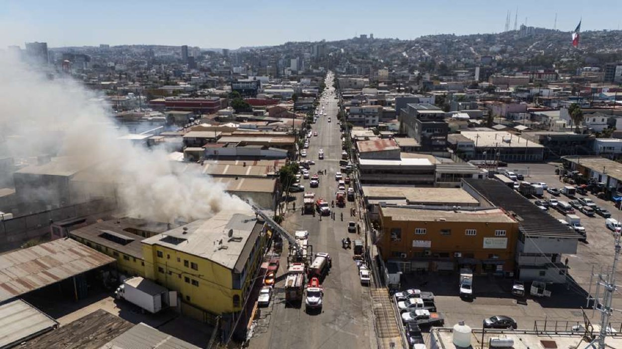 Incendio afecta tres locales en la Zona Centro de Tijuana; reportan dos lesionados