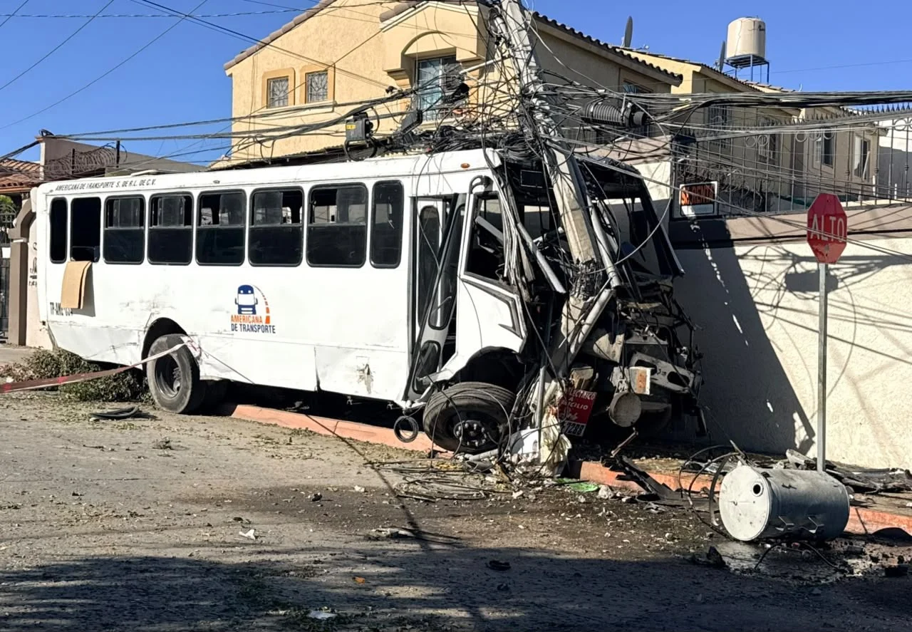 Camión de transporte de personal choca en Santa Fe; reportan cinco lesionados