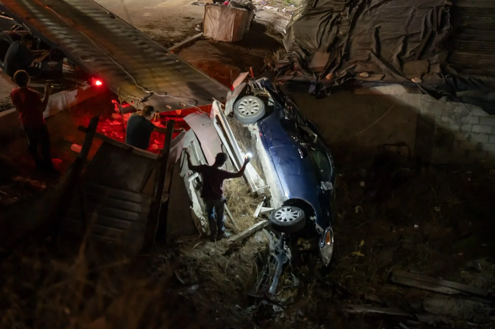 Auto de plataforma vuelca en pendiente y deja una lesionada