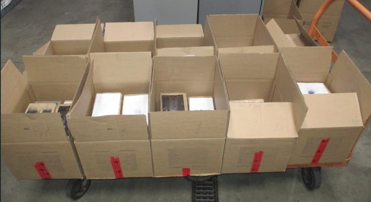 Decomisan más de 262 libras de cocaína ocultas en un autobús en la garita de San Ysidro
