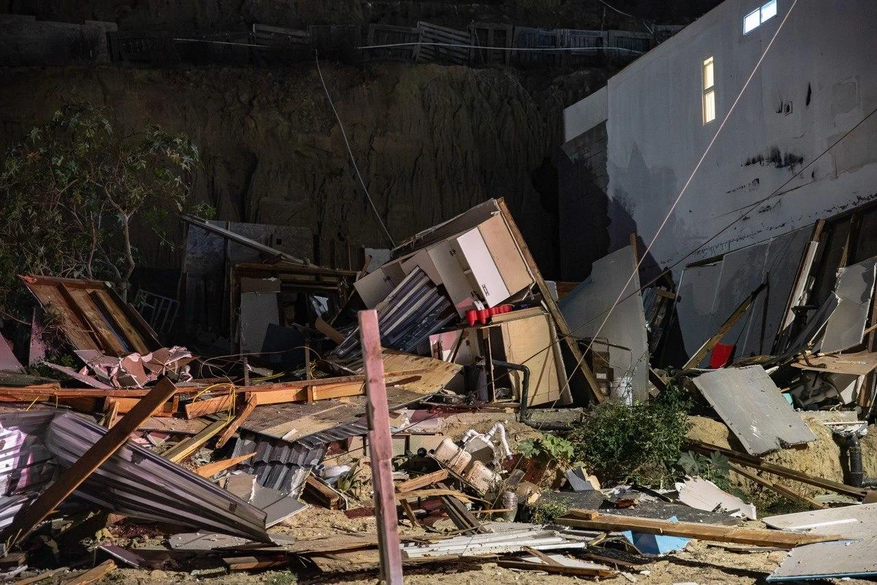 Explosión por gas  destruye vivienda; un hombre bajo custodia