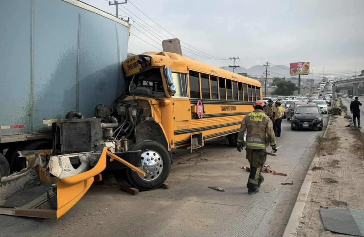 Choque deja a conductor prensado y colapsa el tráfico en Tijuana