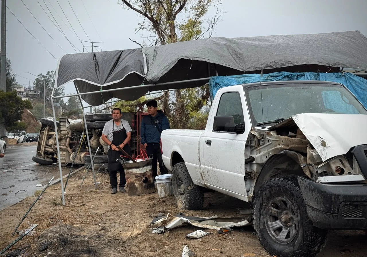 Vuelca camión de volteo e impacta dos camionetas en el bulevar Rosas Magallón en Tijuana