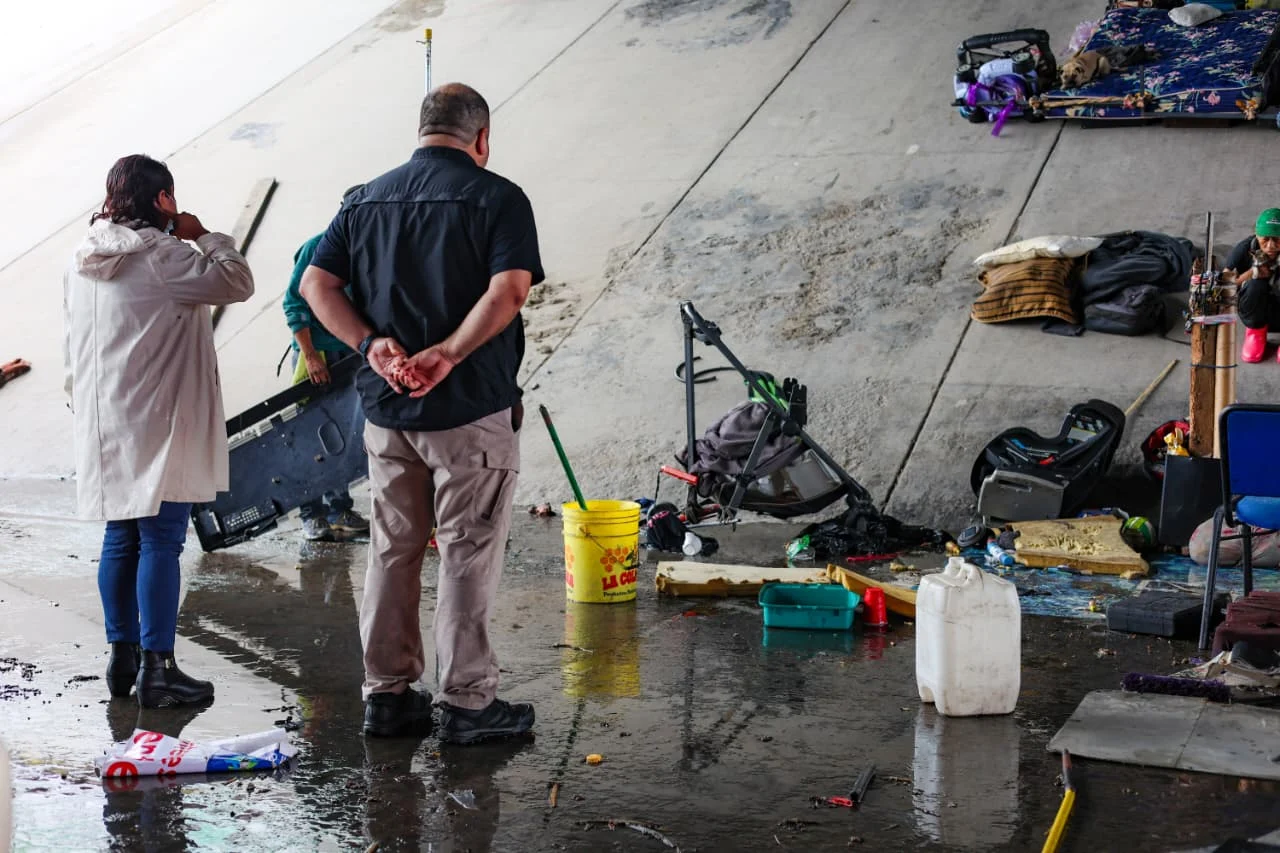 Gobierno del Estado realiza evacuación preventiva de más de 100 personas de la canalización del Río Tijuana
