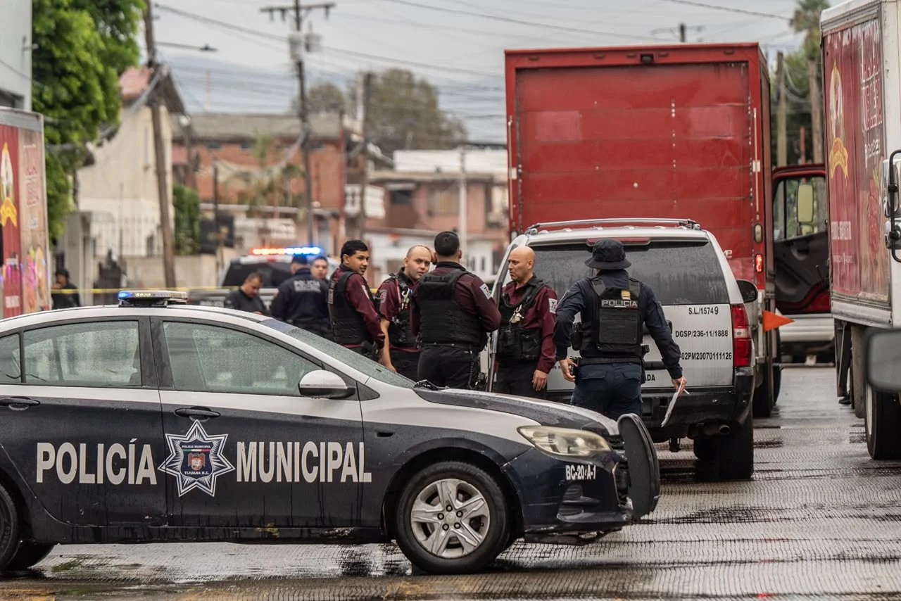 Atacan a balazos unidad de custodia de valores en la colonia Benton; hay un empleado herido