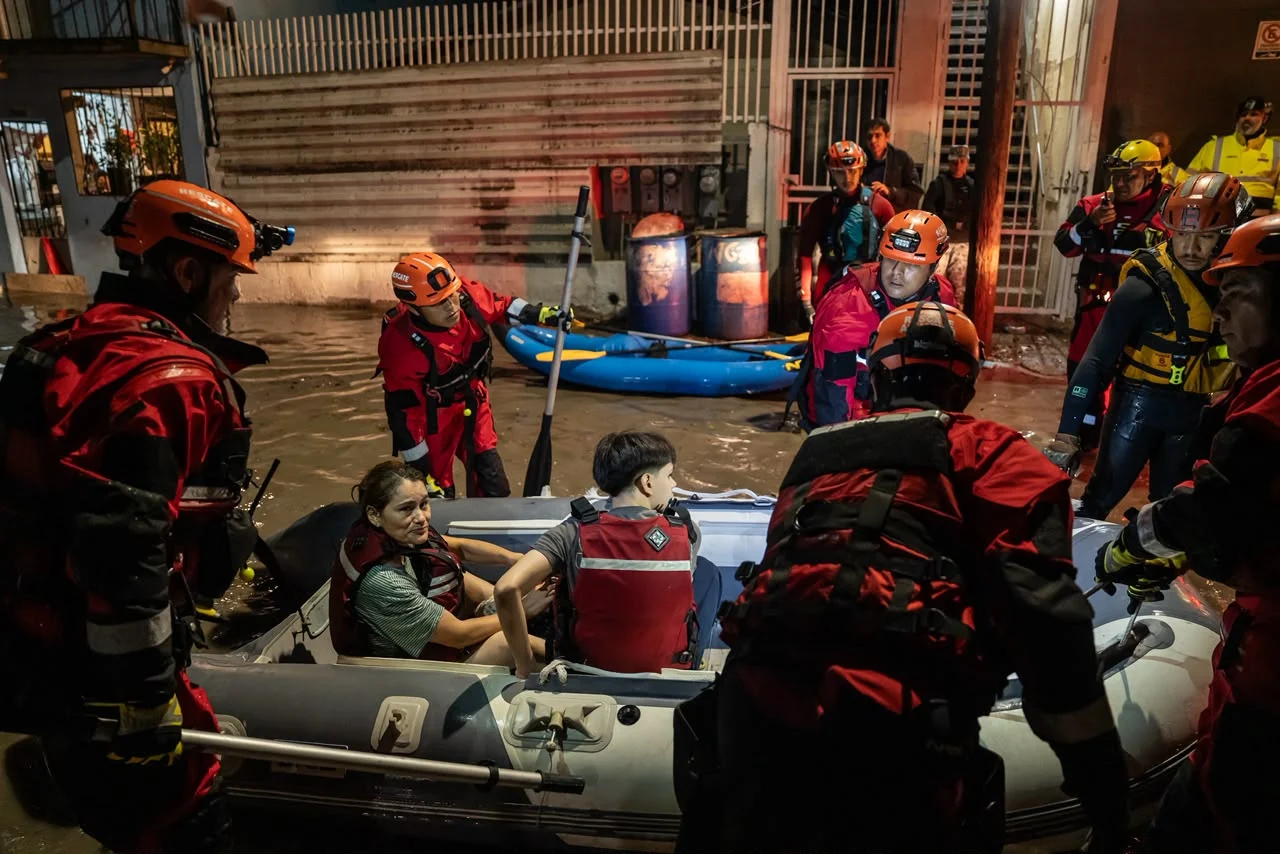 Rescatan en lanchas a ocho personas atrapadas por inundaciones en Tijuana