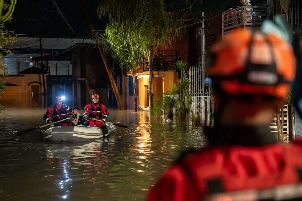 Rescatan en lanchas a ocho personas atrapadas por inundaciones en Tijuana