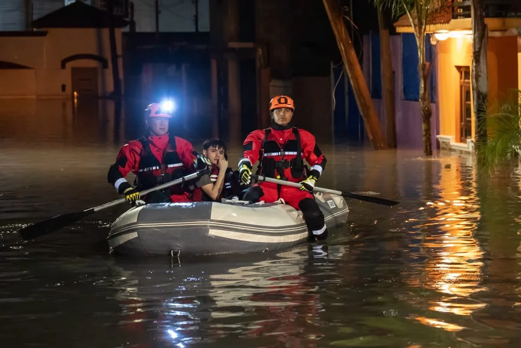 Rescatan en lanchas a ocho personas atrapadas por inundaciones en Tijuana