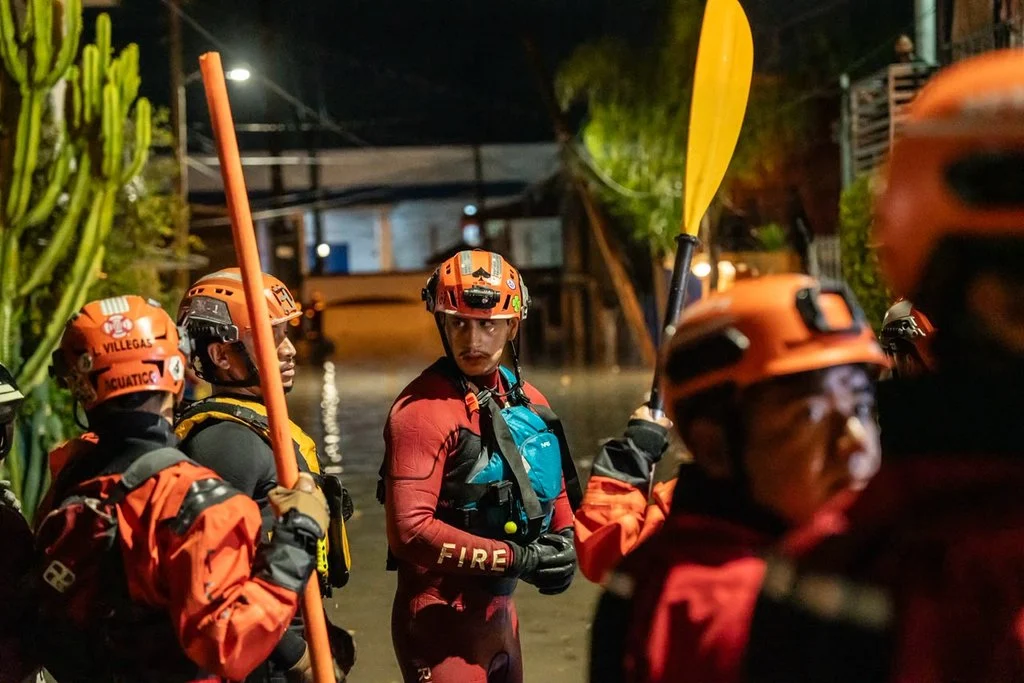 Rescatan en lanchas a ocho personas atrapadas por inundaciones en Tijuana