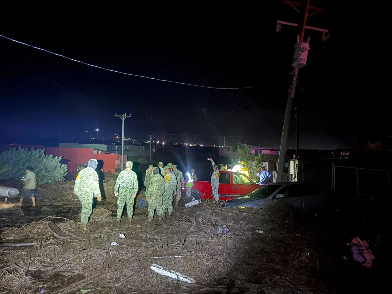 Evacuan a 30 familias por desbordamiento de arroyo y habilitan refugios temporales en Ensenada