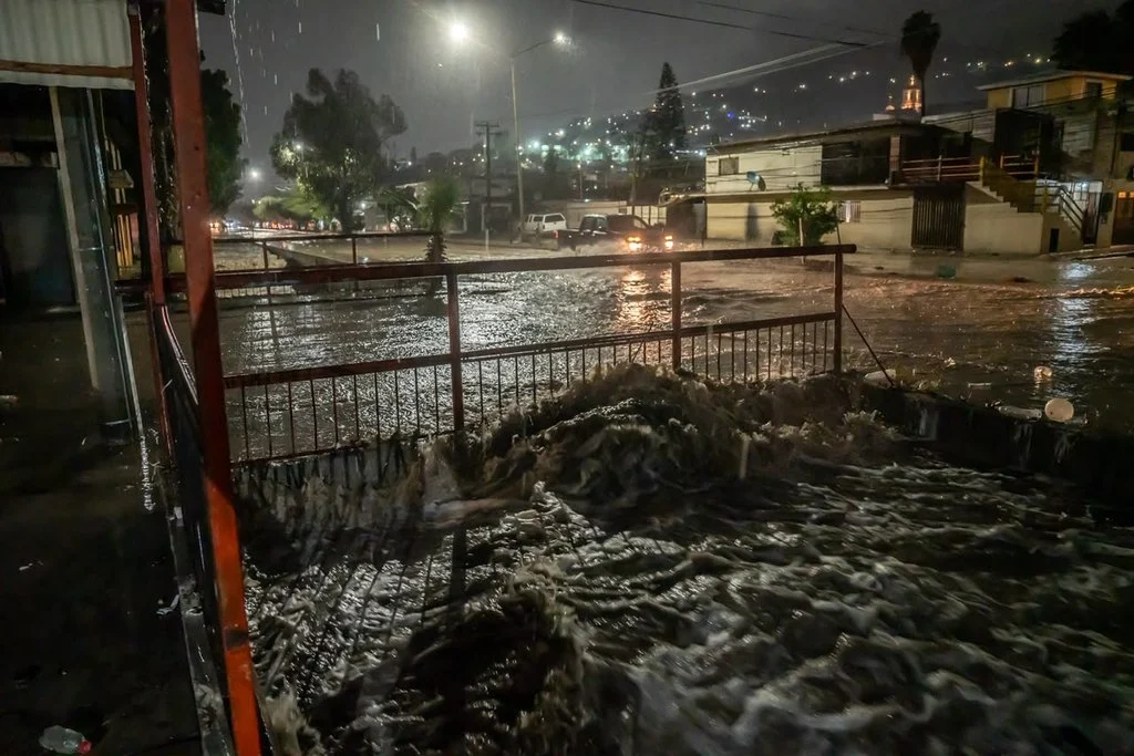 Se desborda canal pluvial en Tijuana: afecta colonias Orozco y Florido Primera Sección