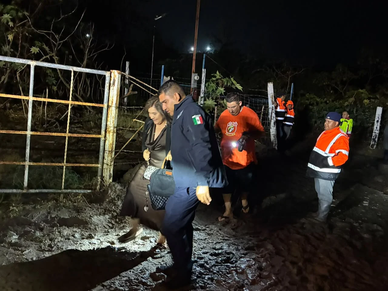 Rescatan a 150 personas incomunicadas por lluvias en Rosarito