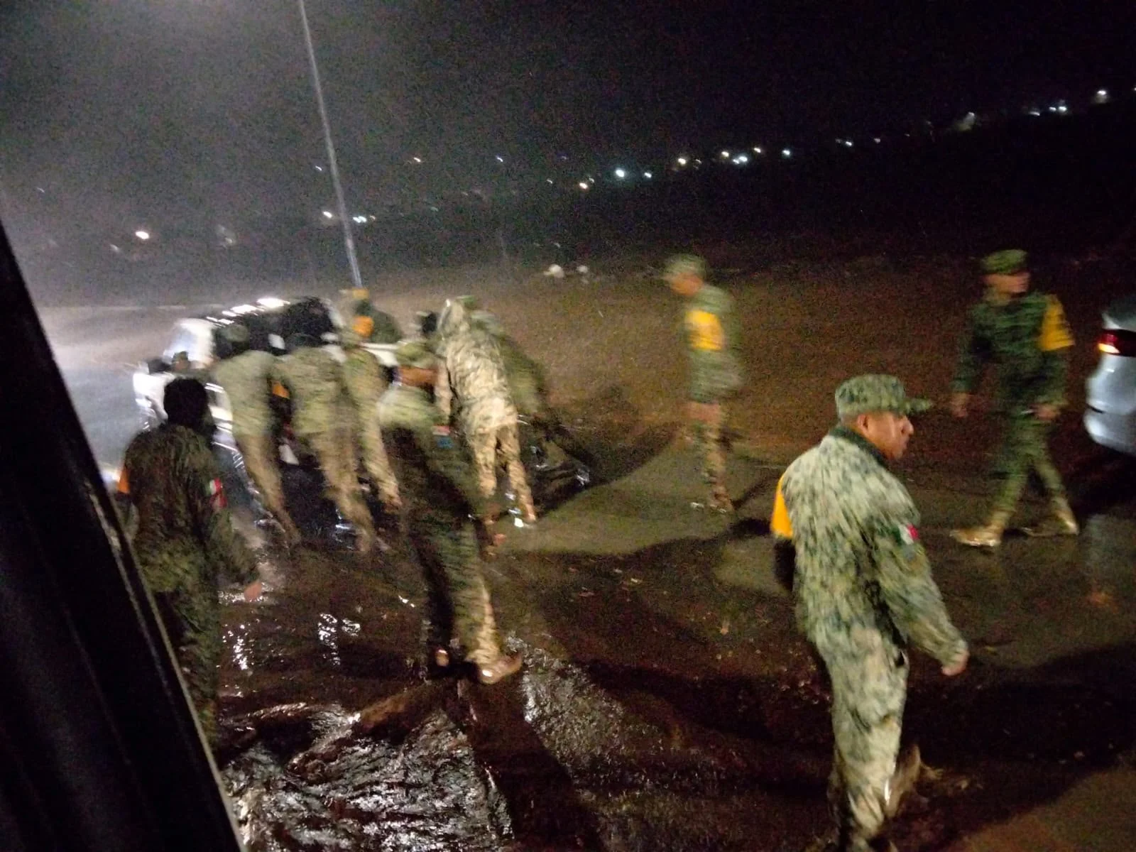 Despliegan a 100 militares en Ensenada para búsqueda y rescate tras deslave por “Rachel”