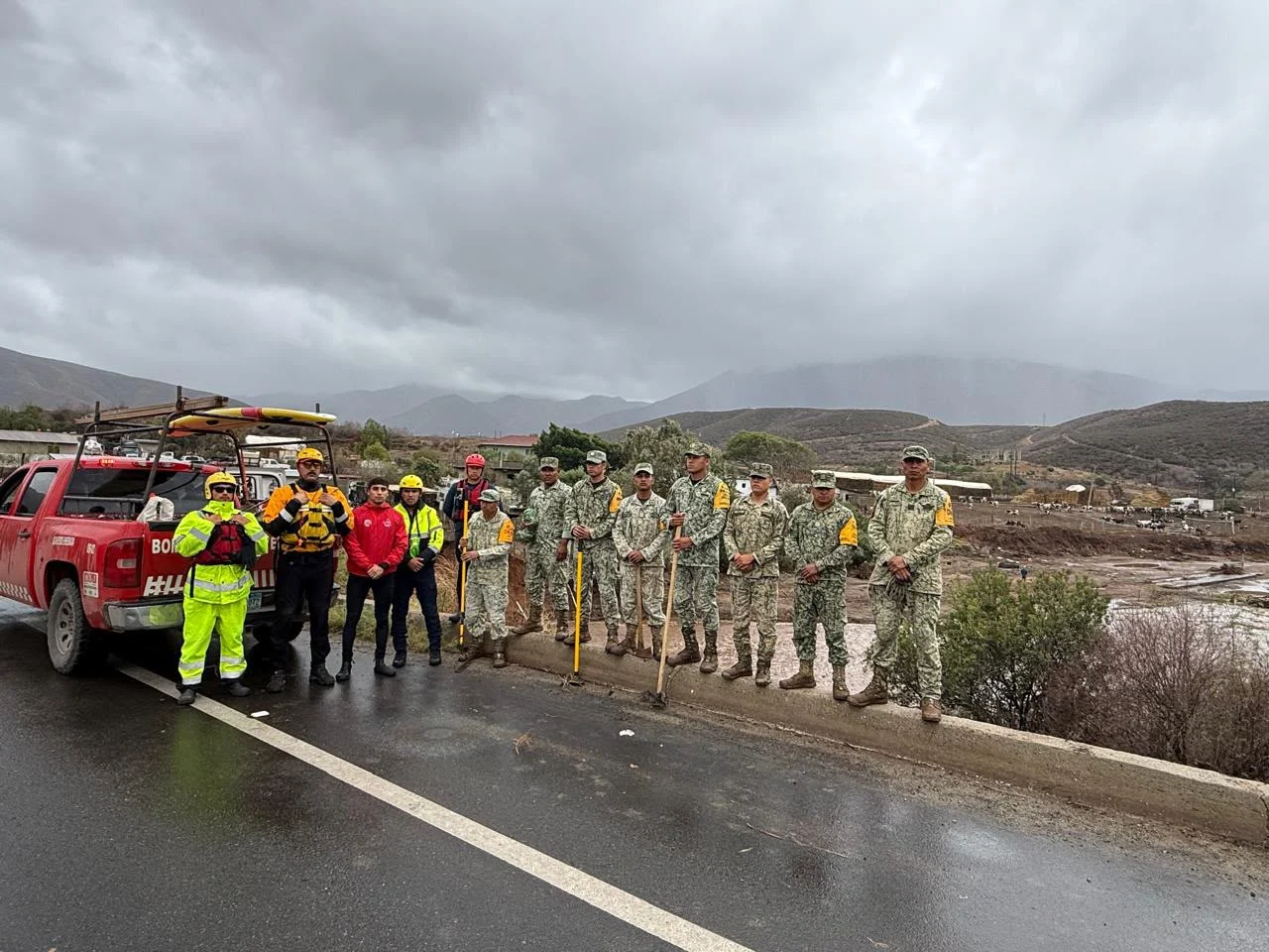 Continúa búsqueda de tres personas arrastradas por arroyo en Ensenada