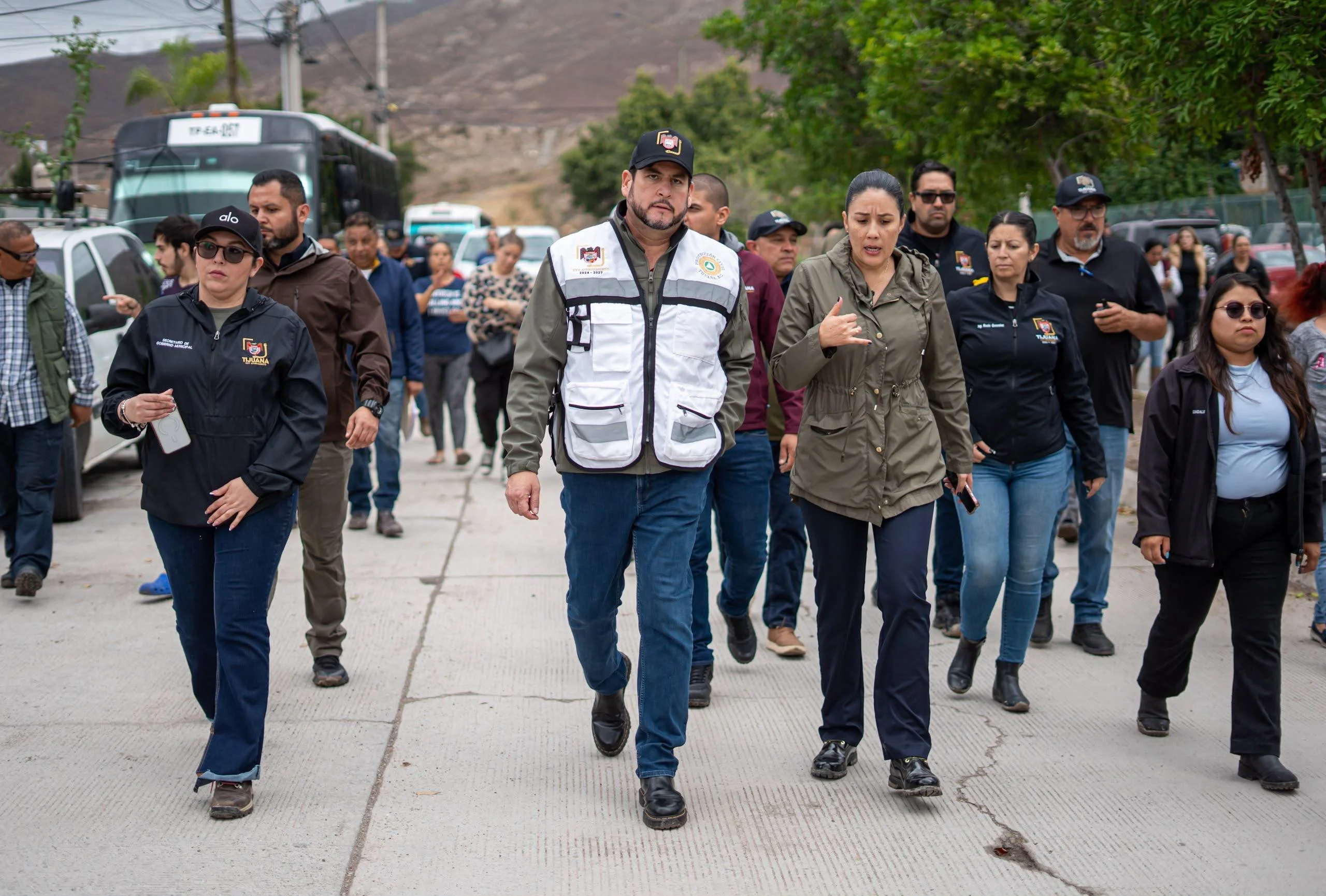 Alcalde supervisa desazolve y limpieza de canal pluvial en Ribera del Bosque tras lluvias en Tijuana