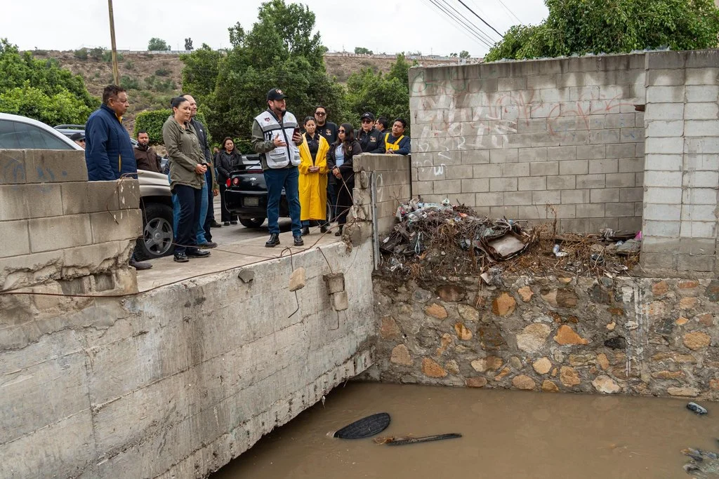 Alcalde supervisa desazolve y limpieza de canal pluvial en Ribera del Bosque tras lluvias en Tijuana
