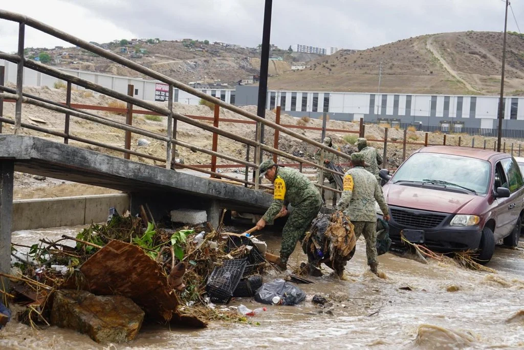 Lluvias de la tormenta Rachel desbordan canales en Tijuana; Ejército aplica Plan DN-III-E