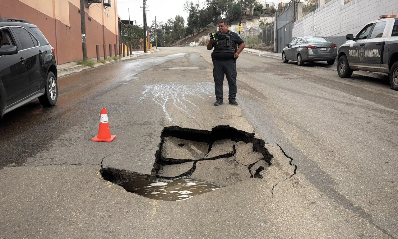 Socavón y vialidades anegadas en Tijuana tras el paso de la tormenta tropical Rachel