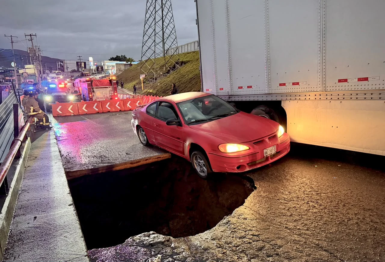 Cierran puente vehicular entre Francisco Villa y Terrazas del Valle tras formarse un socavón