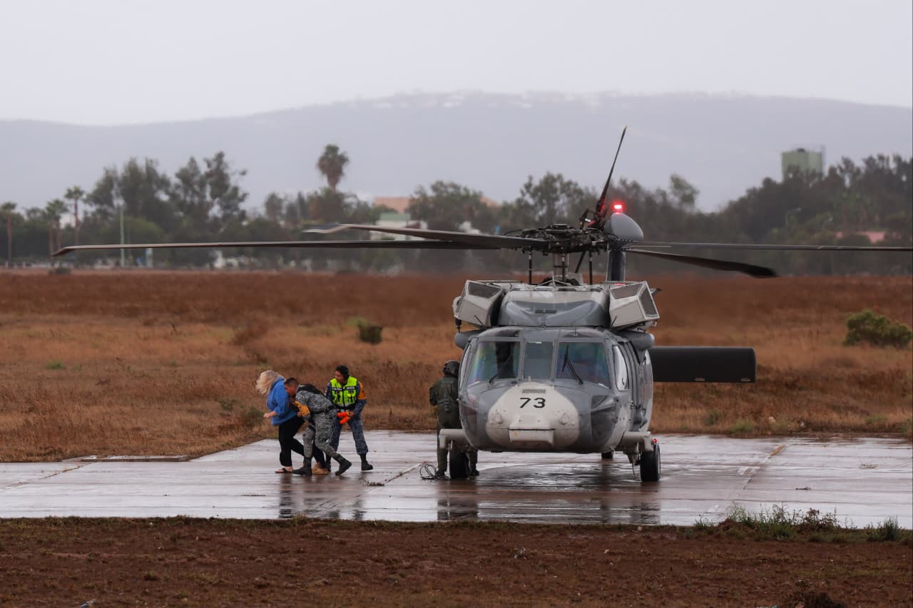 Sedena evacúa en helicóptero a decenas de personas aisladas por la tormenta Rachel en Ensenada