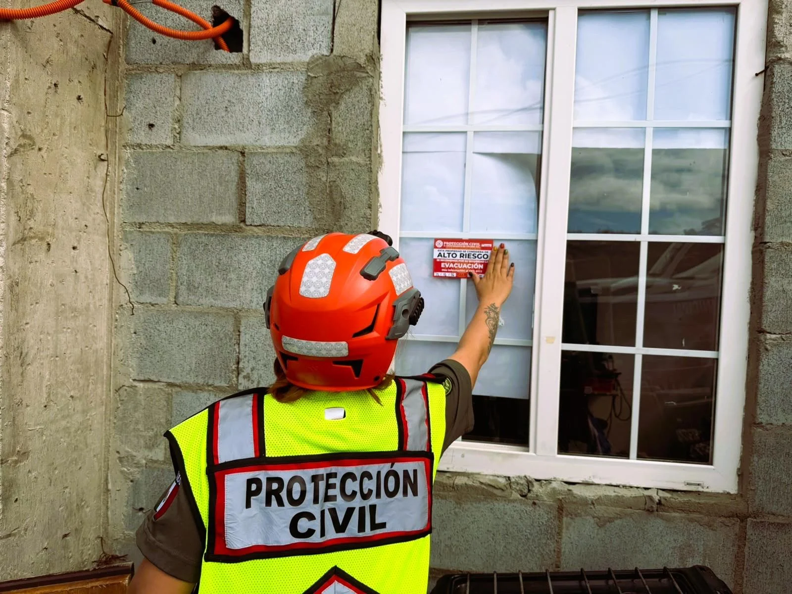 Etiquetan 15 viviendas con engomado rojo por deslizamiento de ladera en la colonia 3 de Octubre