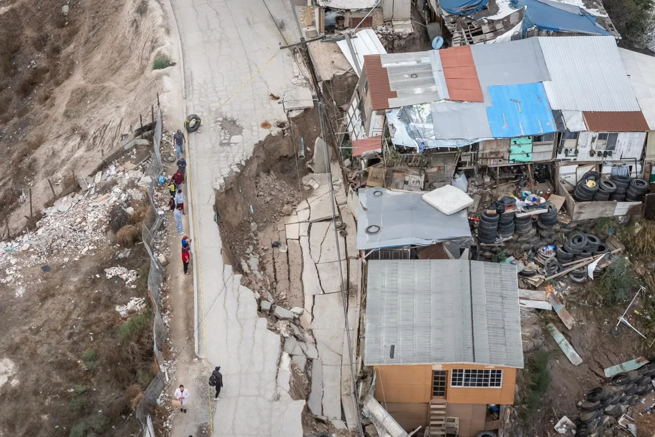 Deslizamiento en colonia 3 de Octubre de Tijuana pone en riesgo hasta 40 viviendas