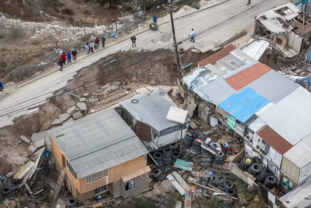 Deslizamiento en colonia 3 de Octubre de Tijuana pone en riesgo hasta 40 viviendas