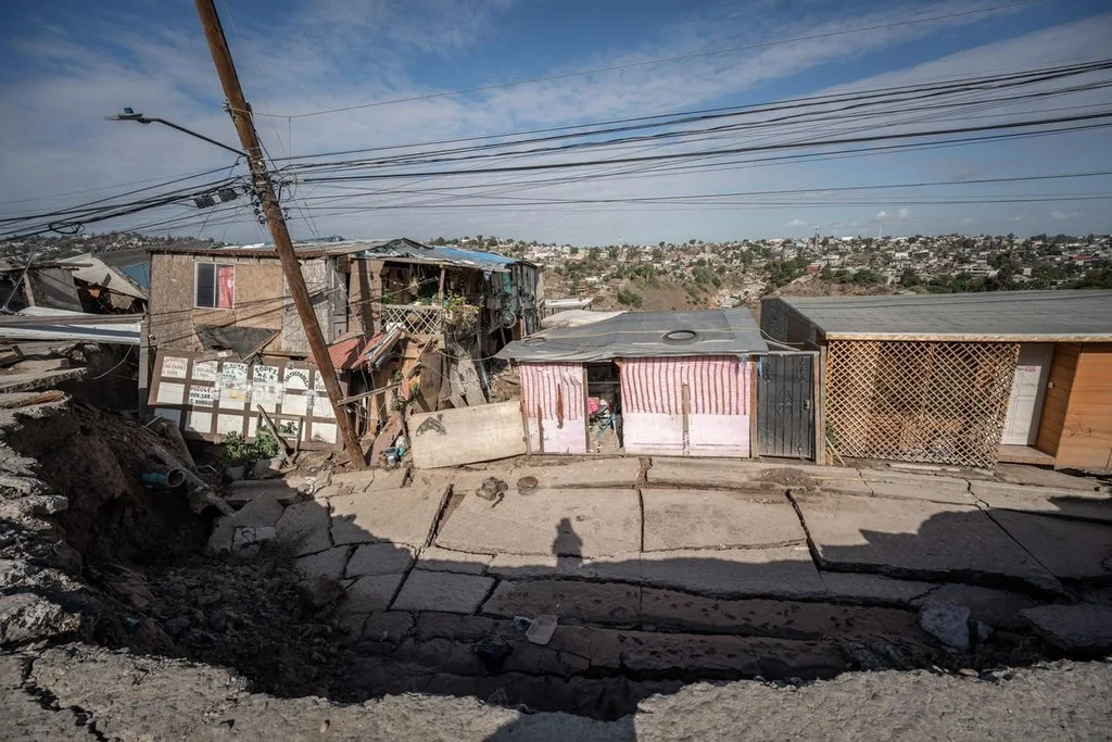 Deslizamiento en colonia 3 de Octubre de Tijuana pone en riesgo hasta 40 viviendas