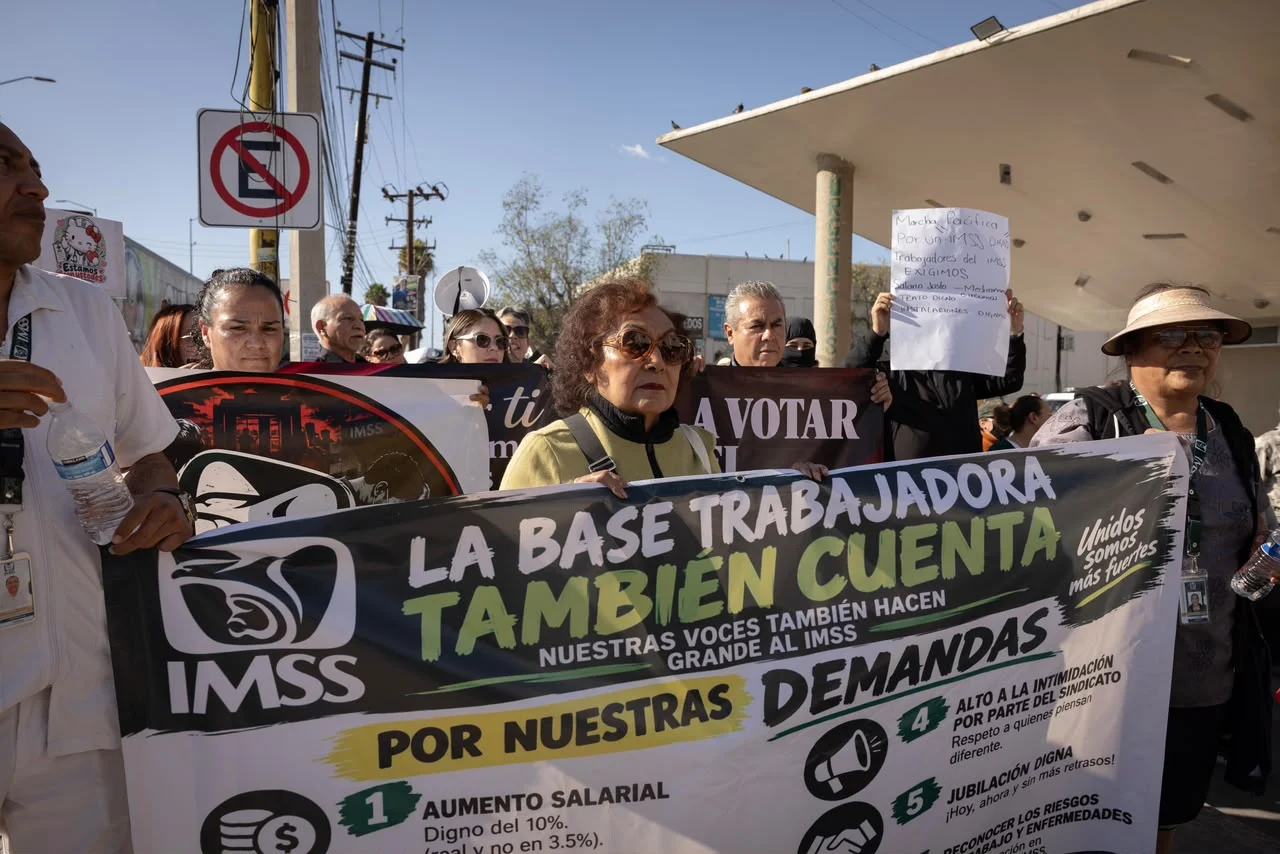 Marchan trabajadores del IMSS en Tijuana por desabasto de insumos y mejoras salariales