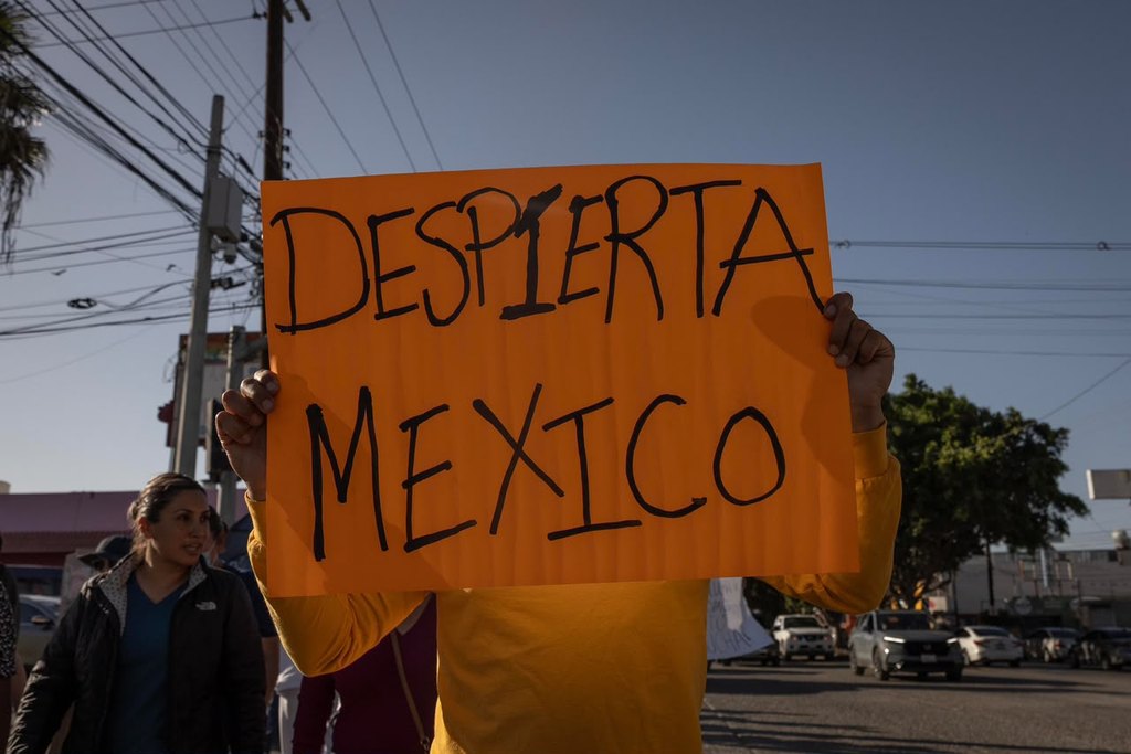 Marchan trabajadores del IMSS en Tijuana por desabasto de insumos y mejoras salariales