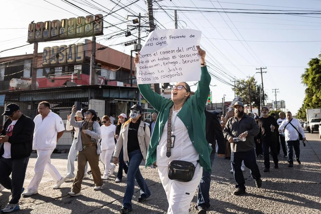 Marchan trabajadores del IMSS en Tijuana por desabasto de insumos y mejoras salariales