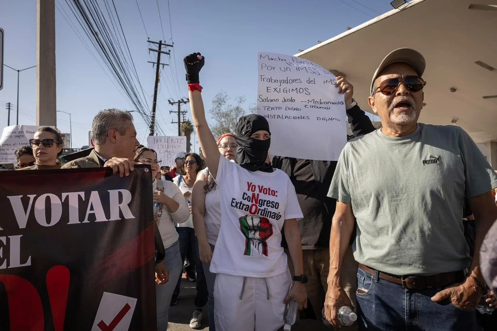 Marchan trabajadores del IMSS en Tijuana por desabasto de insumos y mejoras salariales