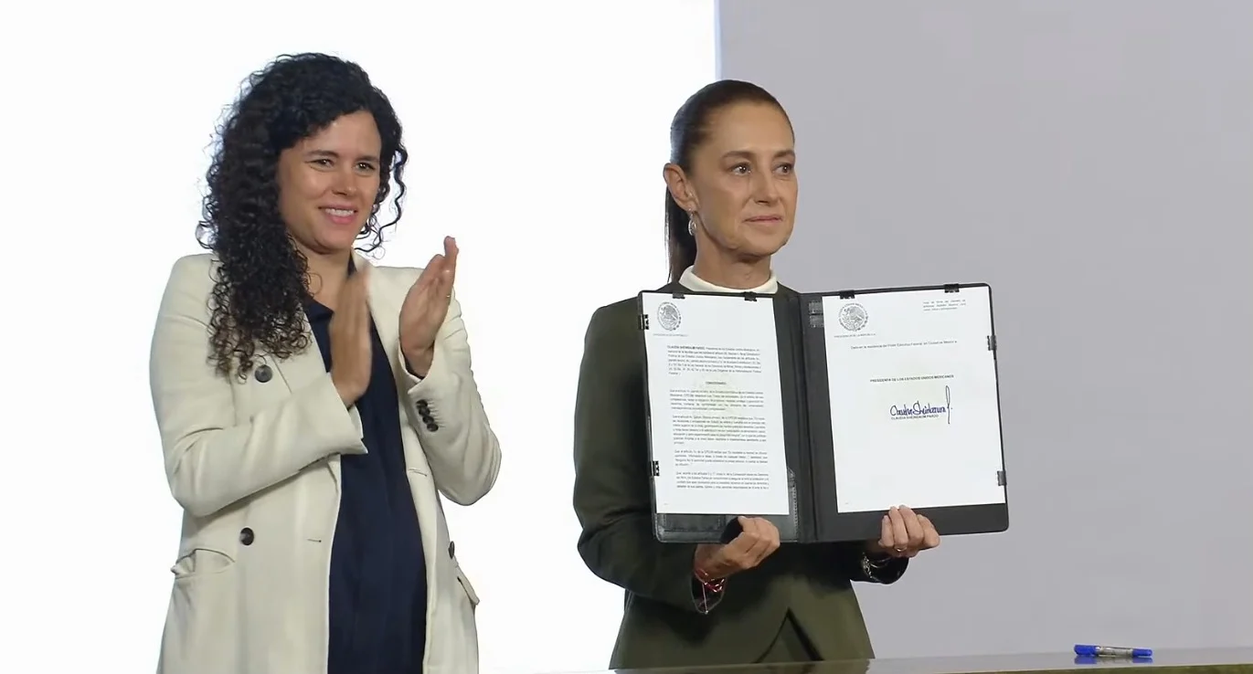 Firman decreto en México para prohibir contenido de riesgo a menores en redes sociales