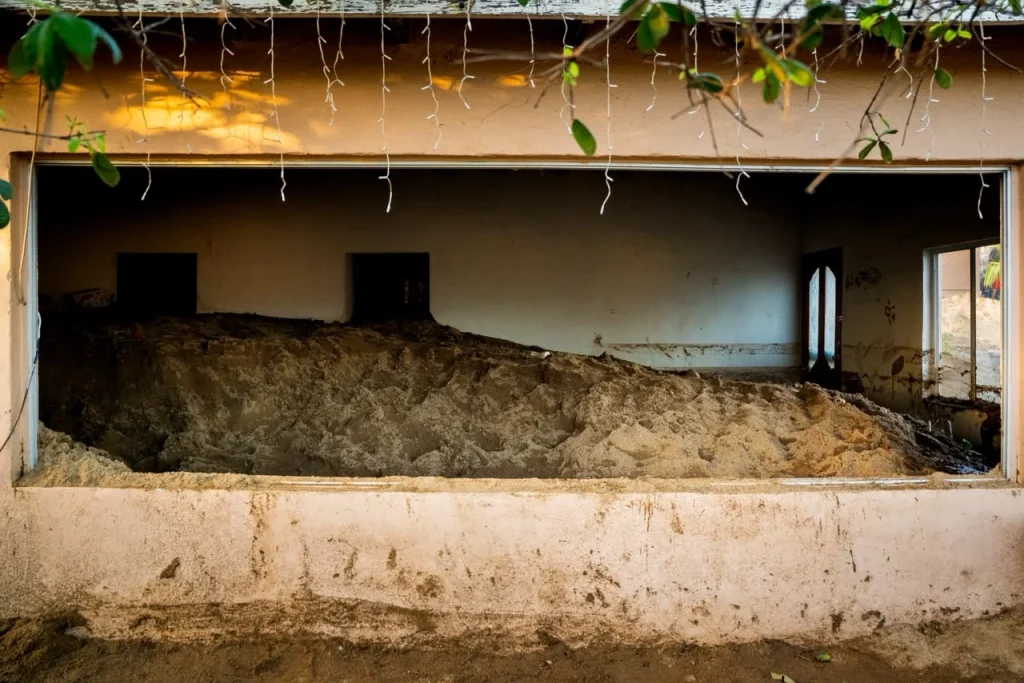 Deslave en Lomas de San Fernando deja 5 viviendas sepultadas en Ensenada