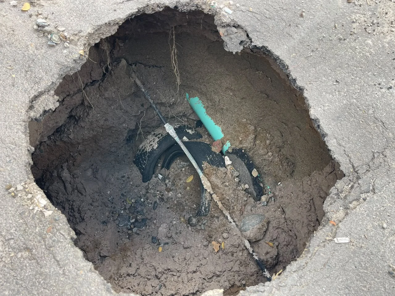 Socavón en Cañadas del Florido pone en riesgo a vecinos