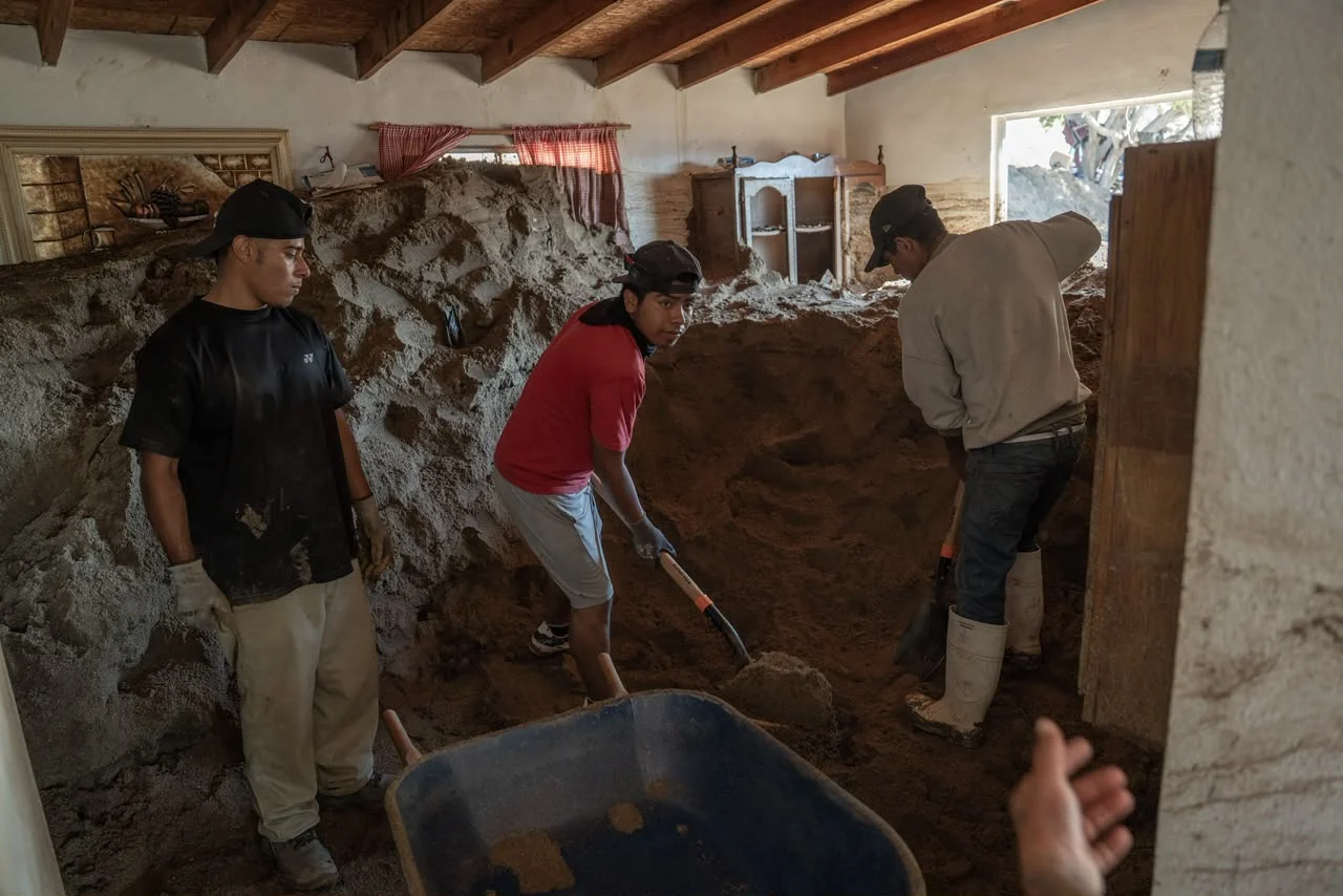 Familias de Maneadero intentan recuperar sus hogares tras deslaves por la tormenta Rachel