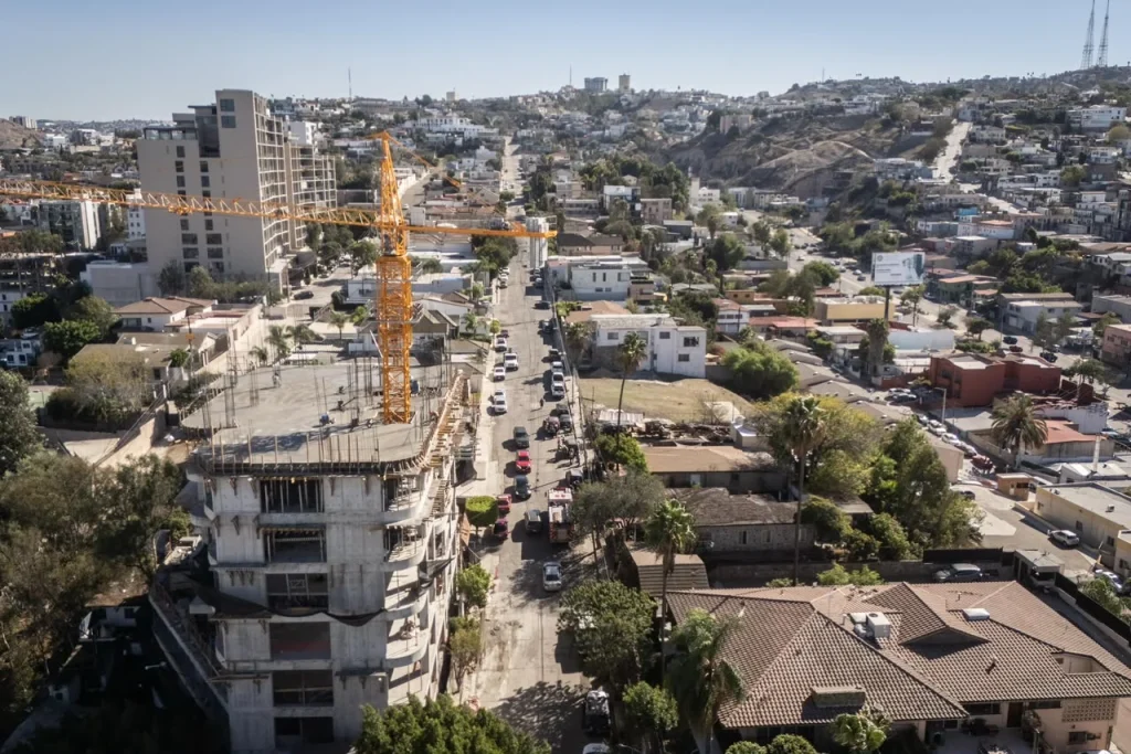 Obrero sobrevive tras caer de un cuarto piso en obra de la colonia Cacho en Tijuana