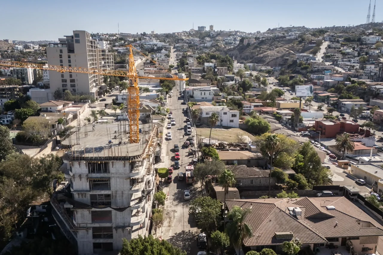 Obrero sobrevive tras caer de un cuarto piso en obra de la colonia Cacho en Tijuana