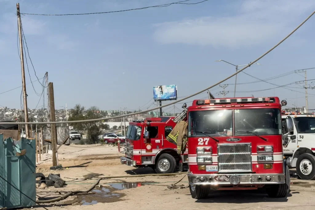 Incendio consume seis viviendas en la Vía Rápida Poniente de Tijuana
