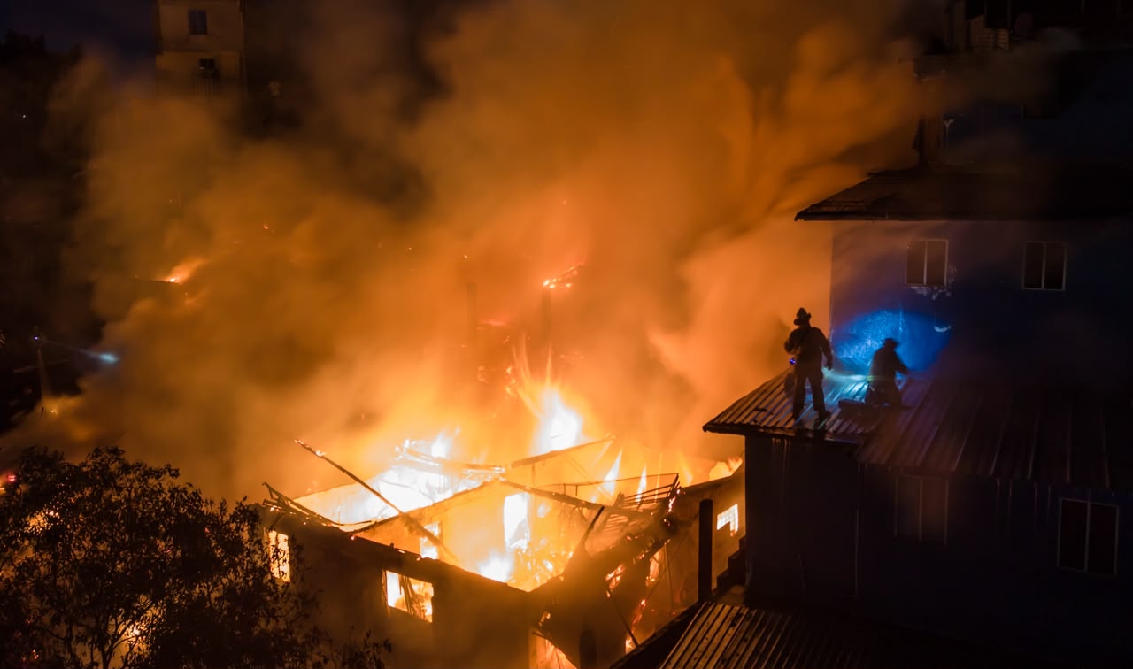 Incendio consume seis viviendas y deja más de 30 damnificados en la colonia Lázaro Cárdenas