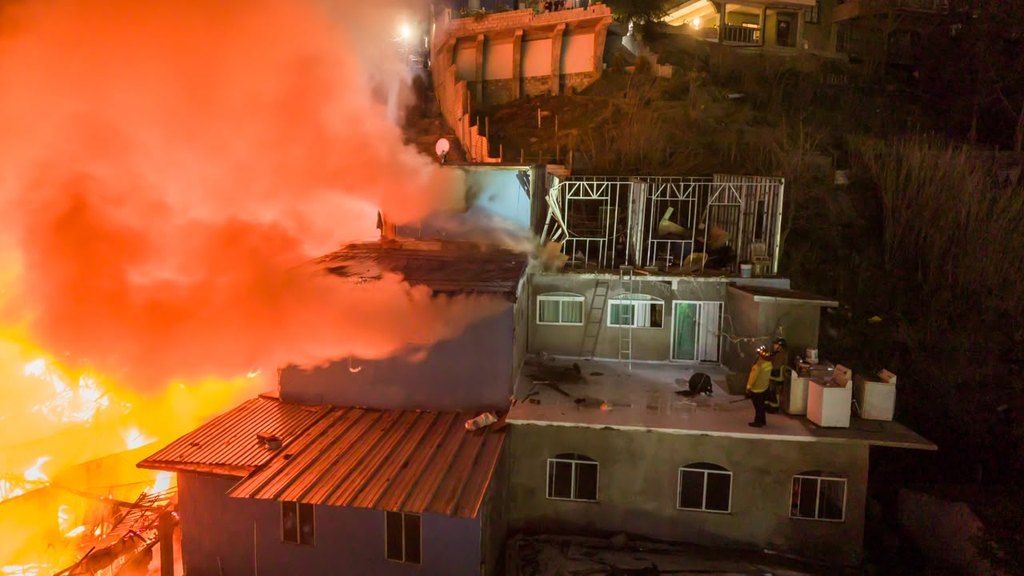 Incendio consume seis viviendas y deja más de 30 damnificados en la colonia Lázaro Cárdenas