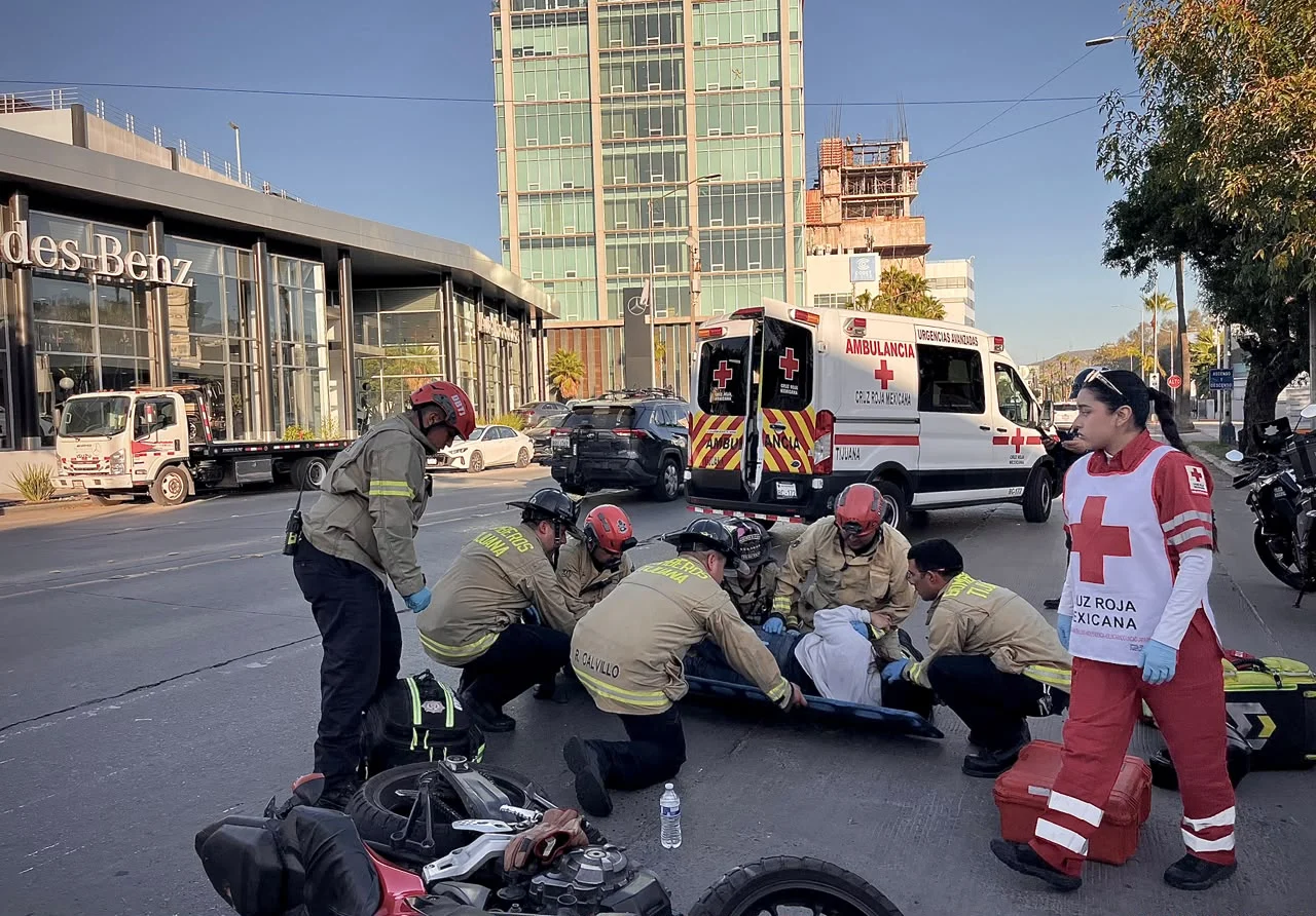 Pareja en motocicleta resulta lesionada tras choque en la línea Sentri