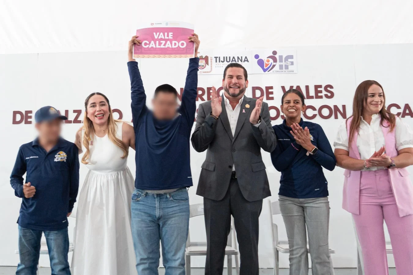 Entregan en Tijuana 200 vales de calzado a familias de menores con discapacidad