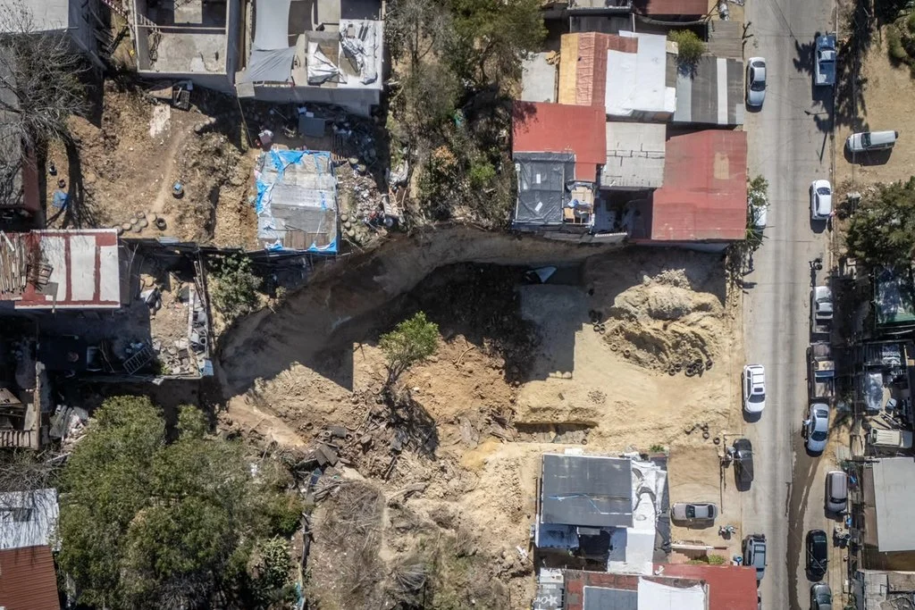 Deslizamiento de tierra en Pedregal de Santa Julia moviliza a autoridades de Tijuana