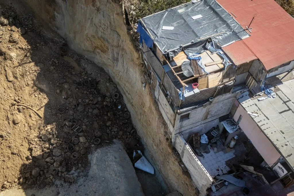 Deslizamiento de tierra en Pedregal de Santa Julia moviliza a autoridades de Tijuana