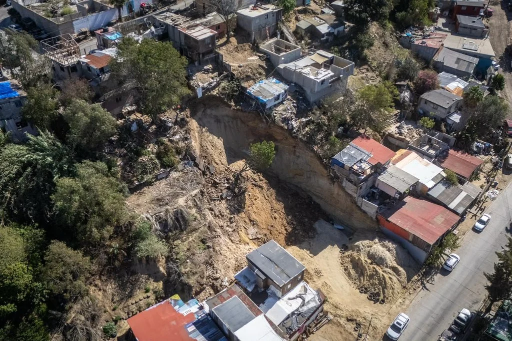 Deslizamiento de tierra en Pedregal de Santa Julia moviliza a autoridades de Tijuana