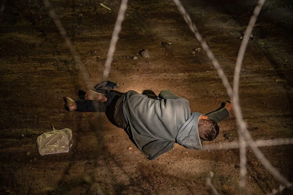 Migrante sufre fracturas tras caer del muro fronterizo